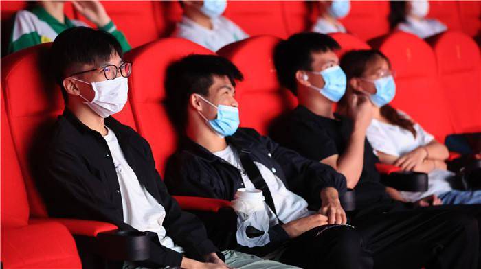 国产电影产业与青少年观众，面对免费影院的挑战与抉择