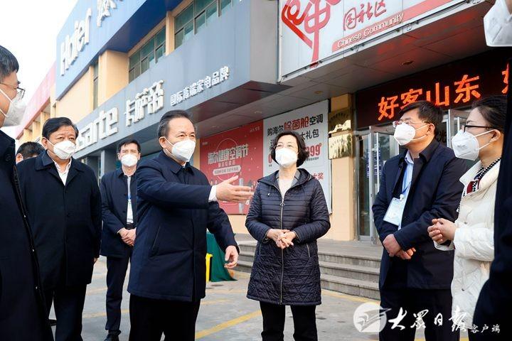 威海市民雪天排长队做核酸，城市温情与责任担当