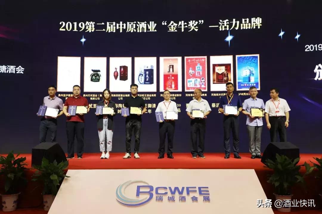 三点水旁的金土交融，探寻自然与人文的和谐共生
